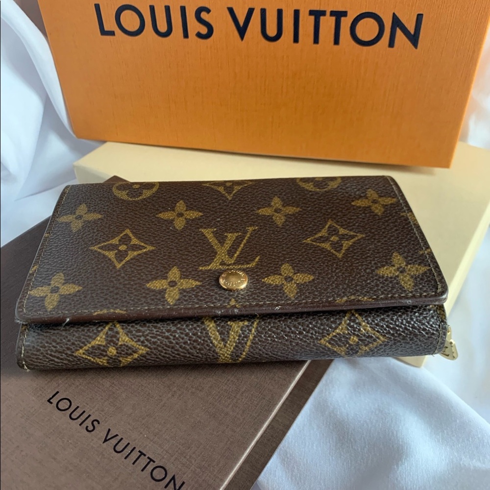 Authentic Louis Vuittons Wallet Monogram